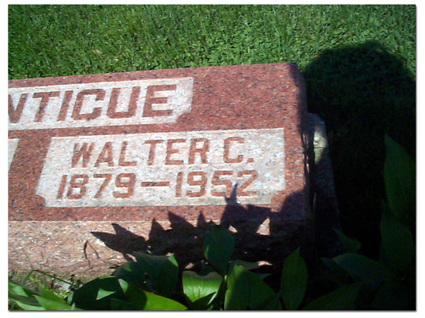 Walter_Monticue_tombstone